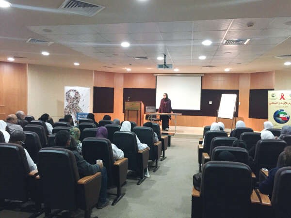 دهند الشومر خلال المحاضرة﻿