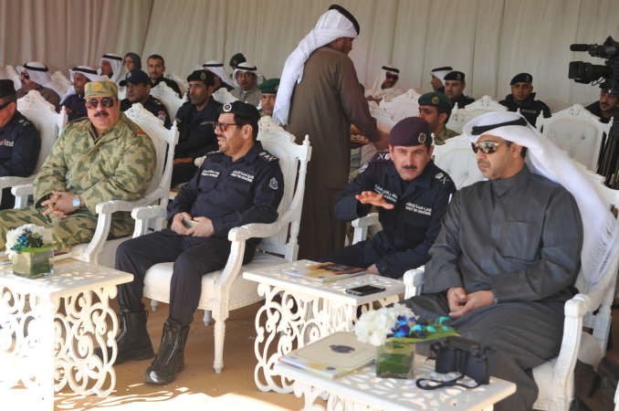الشيخ محمد العبدالله والفريق يوسف الانصاري والفريق ركن مهاشم عبدالرزاق الرفاعي ويبدو اللواء خالد المكراد في حديث جانبي مع الوزير﻿