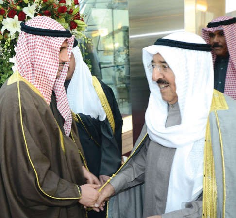 صاحب السمو الامير مصافحا رئيس مجلس الامة مرزوق الغانم
