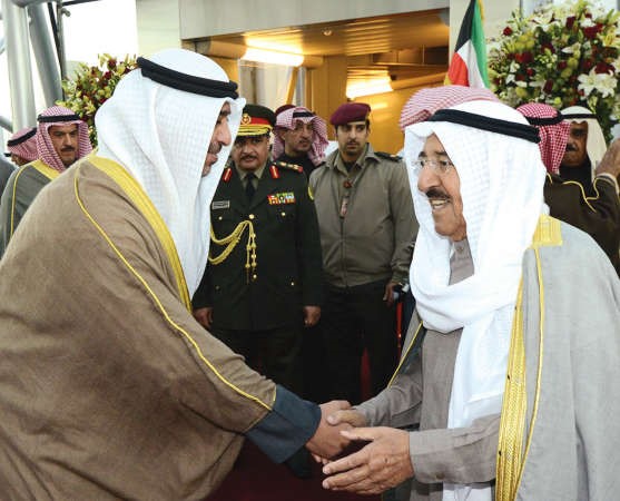  وسموه مصافحا الشيخ محمد العبدالله