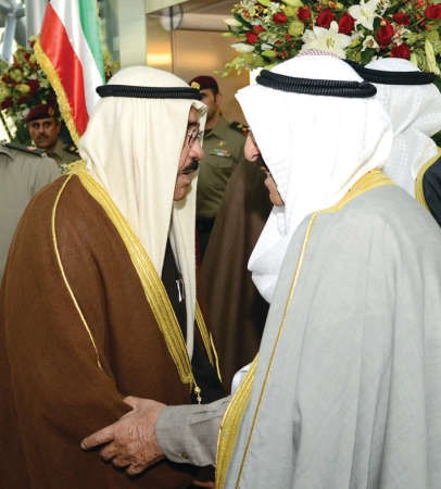 صاحب السمو الامير مصافحا الشيخ فيصل السعود