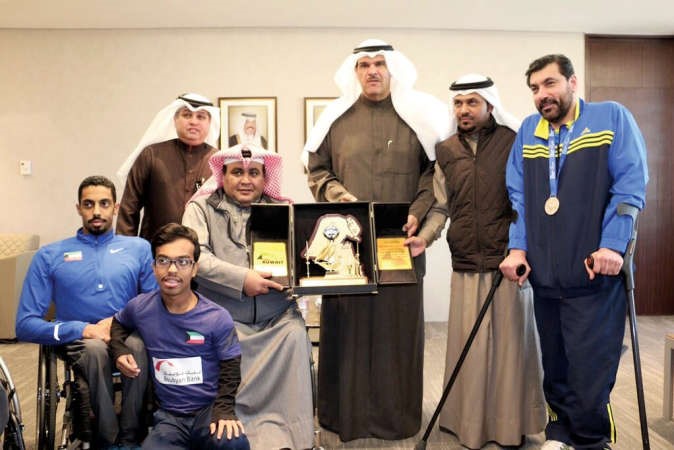 الشيخ سلمان الحمود يتلقى درعا تكريمية من شافي الهاجري ﻿