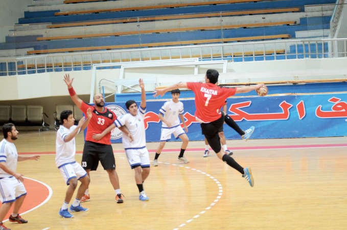 لاعب خيطان ابراهيم البلوشي وتصويبة على مرمى الجهراء من خارج التسعة امتار ﻿