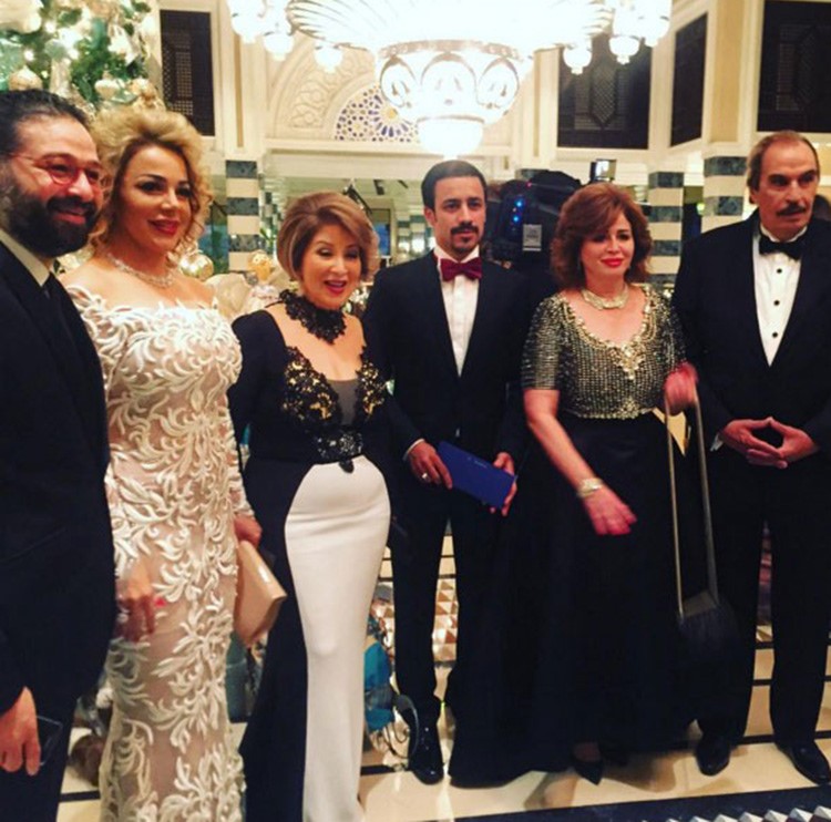 بالصور.. بوسي تُنهي الحداد وتسحر حضور مهرجان دبي بإطلالة جذابة