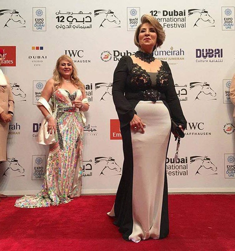 بالصور.. بوسي تُنهي الحداد وتسحر حضور مهرجان دبي بإطلالة جذابة