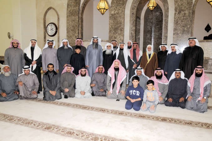 الشيخ د خالد الجبير متوسطا عددا من رواد المسجد	محمد خلوصي﻿