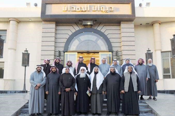 الشيخ الجبير متوسطا عددا من الحضور امام ديوان الحمدان ﻿