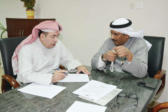 عبدالله السرهيد متحدثا الى الزميل فرج ناصر 	ريليش كومار﻿