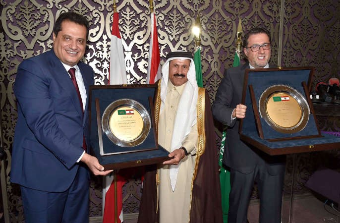 رئيس هيئة تنمية العلاقات الاقتصادية اللبنانية - السعودية ايلي رزق خلال تقديم درع تكريمية لسفير المملكة العربية السعودية علي عواض عسيري ولرئيس اتحاد الغرف اللبنانية محمد شقير محمود الطويل 