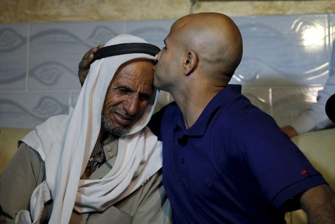 الجاسوس الاسرائيلي عودة ترابين يقبل راس والده الجاسوس الهارب والمطلوب من السلطات المصرية	رويترز﻿