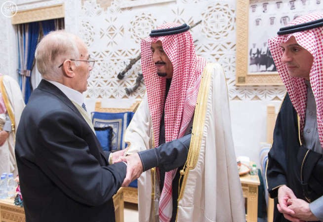 خادم الحرمين الشريفين يستقبل اعضاء المعارضة السورية الذين اختتموا اجتماعاتهم في الرياض امس الاول 	واس﻿