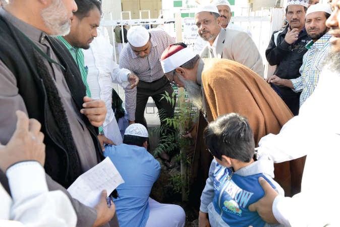 امام المسجد الشيخ حسن صبري واعضاء لجنة تاميلي يغرسون شجرة 	شانافاس قاسم﻿