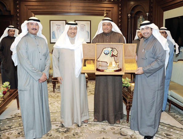 سمو الشيخ جابر المبارك يتلقى درعا تقديرية من محمود العبيدي ومشرف الزامل وفارس الحصم ﻿