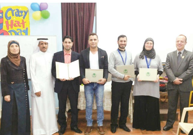 مشعل الديحاني يتوسط المشاركين في الدورة ومدير المدرسة 