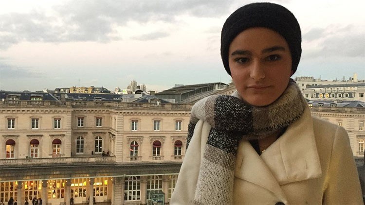 بالصور.. قصة فتاة فرنسية تخلت عن الحجاب عقب هجمات باريس 