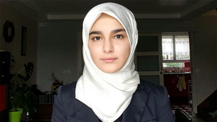 بالصور.. قصة فتاة فرنسية تخلت عن الحجاب عقب هجمات باريس 