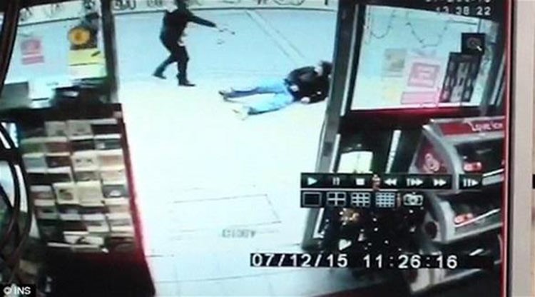 بالفيديو.. لحظة إمساك الشرطة برجل طعن متسوقاً في متجر 