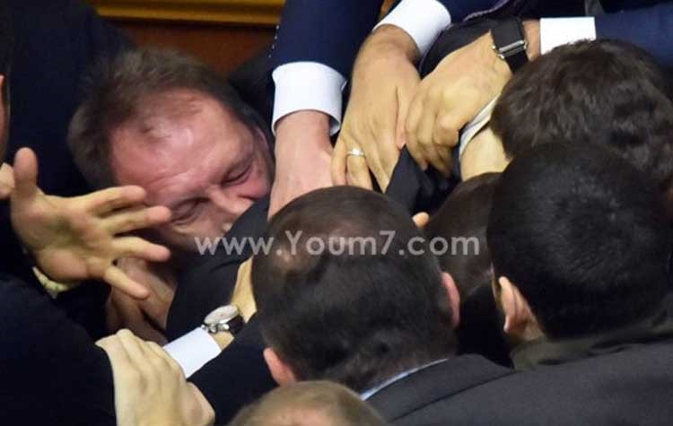 بالفيديو والصور.. رئيس وزراء أوكرانيا يتعرض للضرب داخل البرلمان