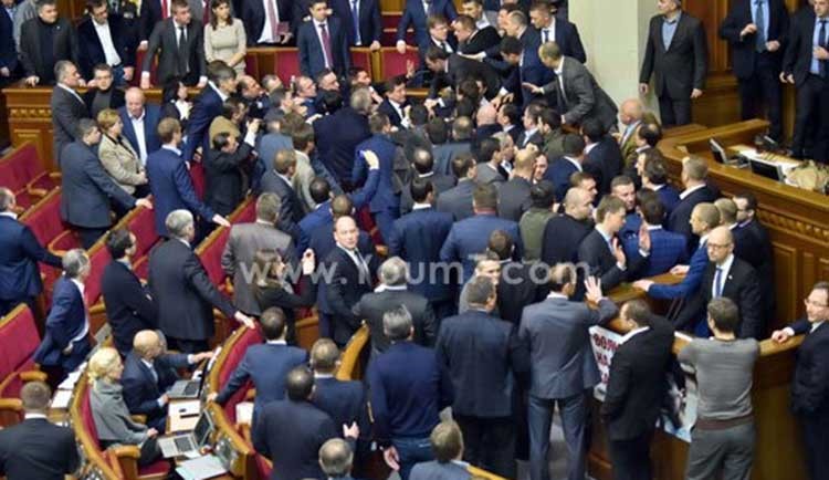 بالفيديو والصور.. رئيس وزراء أوكرانيا يتعرض للضرب داخل البرلمان