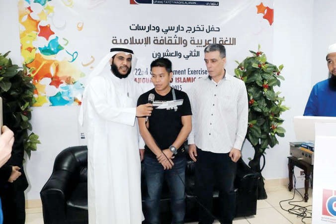 خالد السبع يلقن احد المهتدين الجدد الشهادتين