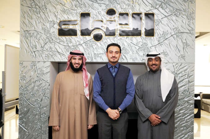 الزميل عبدالرحمن خالد متوسطا عبدالله المنصوري ومحمد الرومي خلال استقبالهم في ديوانية الانباء فريال حماد