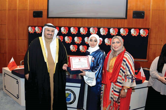 تكريم الطالبة خديجة البحارنة شافاناس قاسم