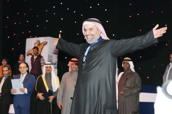 فرحة المخرج هاني النصار بجائزتي افضل مخرج وافضل عرض