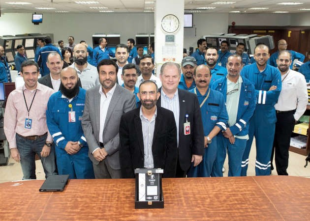 موظفو ايكويت مع جائزة الابتكار التكنولوجي المقدمة من الداو﻿