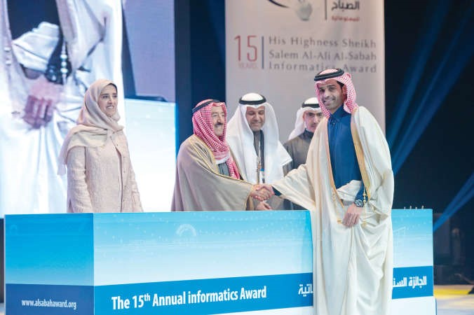 صاحب السمو الامير الشيخ صباح الاحمد يسلم ال ثاني الجائزة﻿