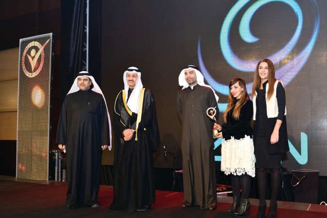 وكيل وزارة الاعلام طارق المزرم يقدم درع التكريم لفهد الجاسم بحضور امين عام الملتقى الاعلامي العربي ماضي الخميس ﻿