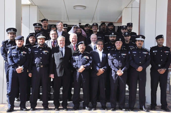 الفريق الانصاري متوسطا قيادات الاطفاء ومسؤولي الشركة الالمانية ﻿