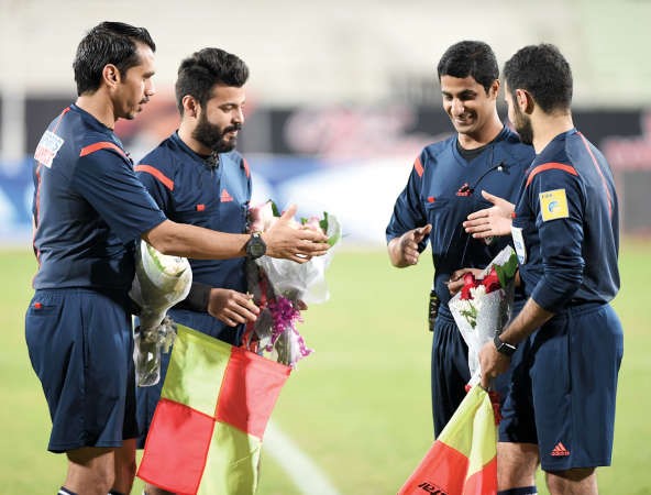 الورود للحكام ردا لاعتبارهم وتقديرا لدورهم في المبارياتالازرق كوم﻿