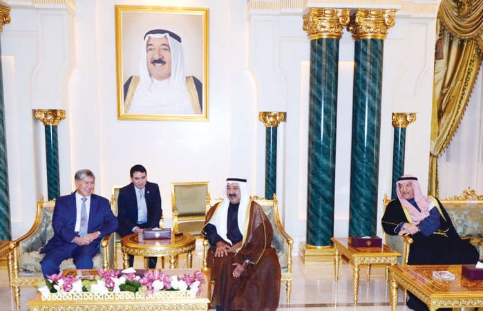 الشيخ ناصر صباح الاحمد مستقبلا الرئيس القيرغيزي المازبيك اتامباييف بحضور المستشار محمد ابوالحسن