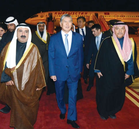 الشيخ ناصر صباح الاحمد والمستشار محمد ابوالحسن في استقبال الرئيس القيرغيزي