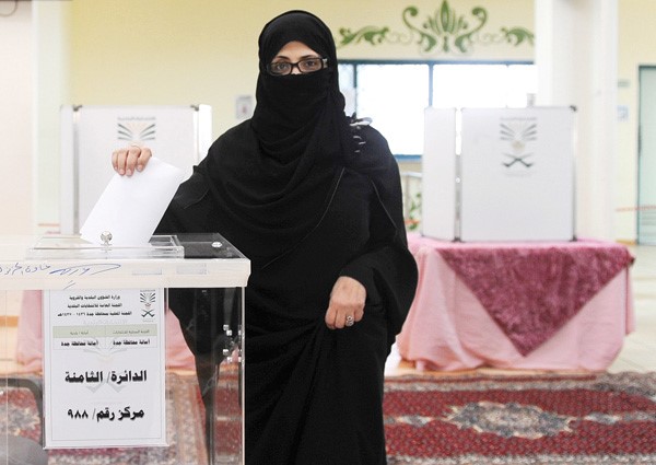 ناخبة سعودية تدلي بصوتها في الانتخابات البلدية في جدة امس 	افپ
