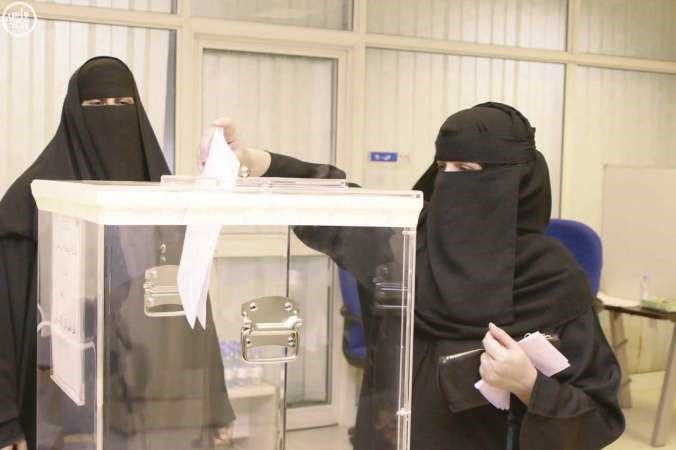 اقبال كثيف من الناخبات للادلاء باصواتهن في الرياض امسواس﻿