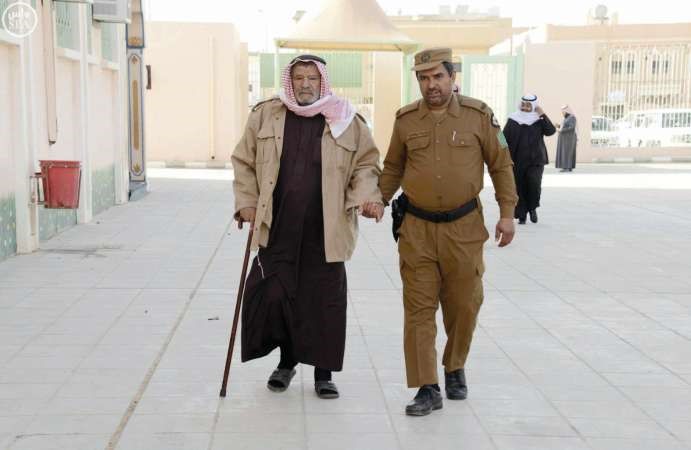 رجال الامن مدوا يد العون لمساعدة كبار السن على الادلاء باصواتهم امسواس﻿