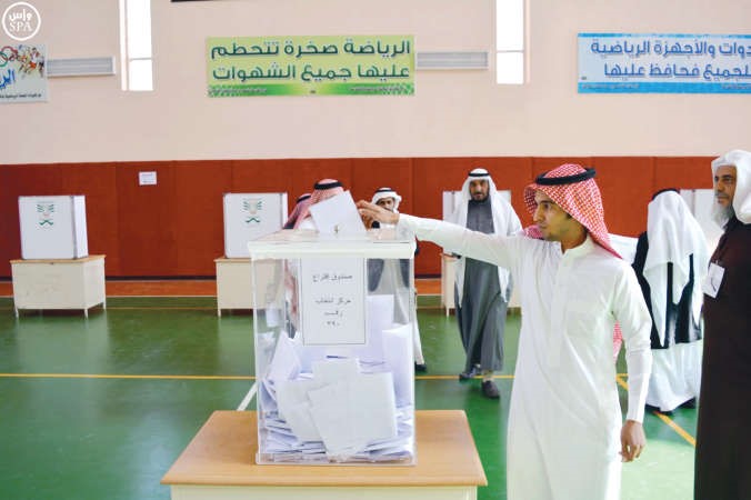 شاب سعودي يدلي بصوته في احد المراكز الانتخابية امس واس﻿