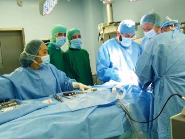 الفريق الطبي اثناء احدى العمليات﻿