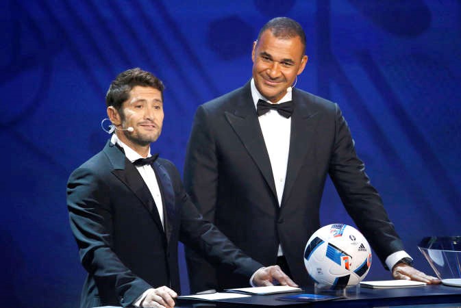 لاعب فرنسا السابق بيسنتي ليزارازو وبجانبه رود خوليترويترز﻿