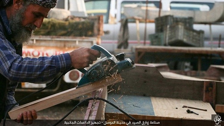 صناعة القوارب في الموصل من قبل داعش