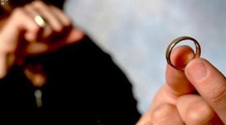 خليجية تطلب الطلاق بعدما أفشى الزوج أسرار علاقتهما الحميمة