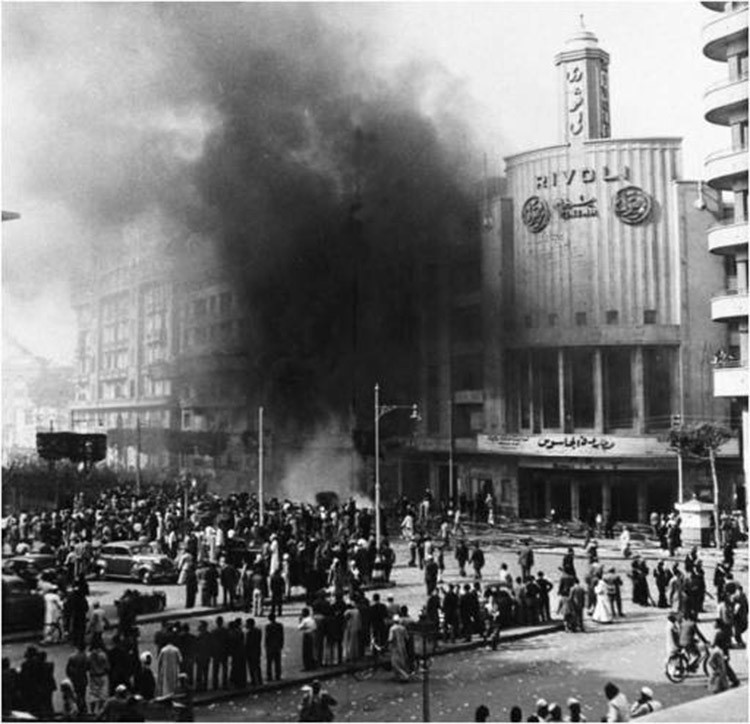 بالفيديو.. مشاهد حقيقية ونادرة جدًا لحريق القاهرة 1952