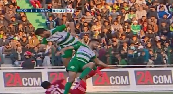 بالفيديو.. لاعب مغربي ينجو من الموت بعد اصطدام مع زميله 