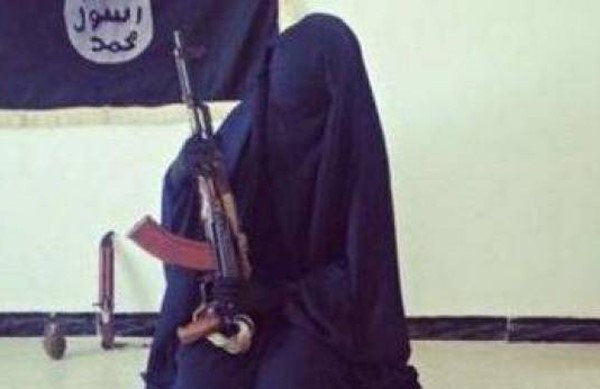 سعودي يروي كيف تحولت ابنته من فنانة تشكيلية إلى مقاتلة في داعش؟