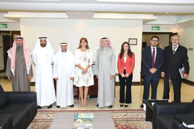 الاميرة دينا مرعد خلال زيارتها الهيئة الخيرية 