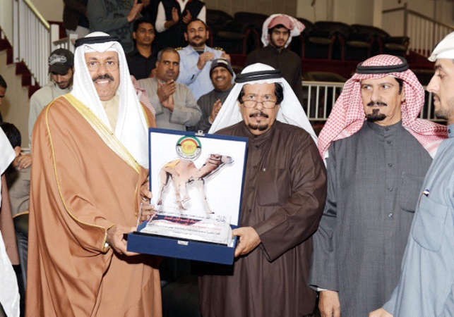 محافظ حولي الشيخ احمد النواف يسلم الفائز الجائزة 