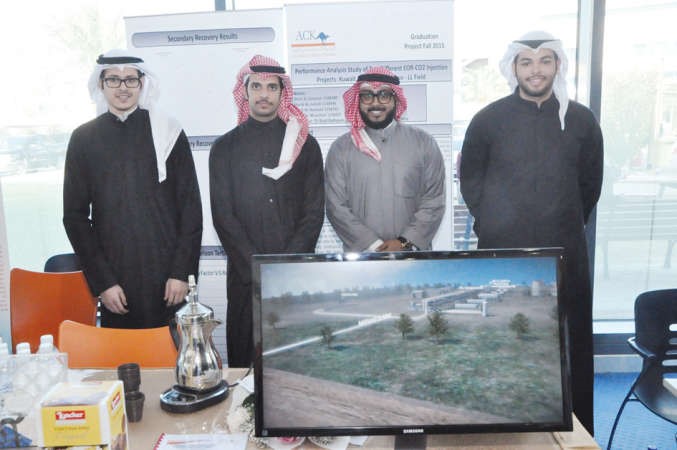 مجموعة من الطلبة المشاركين في المعرض﻿