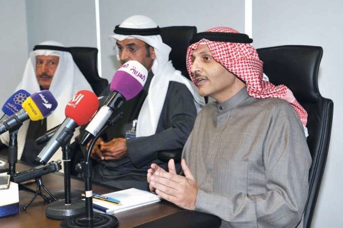د نايف الحجرف متوسطا خالد الخالد وفالح الرقبة خلال المؤتمر الصحافي امس للاعلان عن نقل المهام والصلاحيات لشركة البورصة قاسم باشا