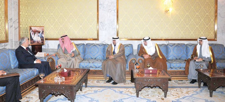 رئيس مجلس الامة مرزوق الغانم خلال استقباله وزير الشؤون الخارجية التونسي الطيب البكوش﻿